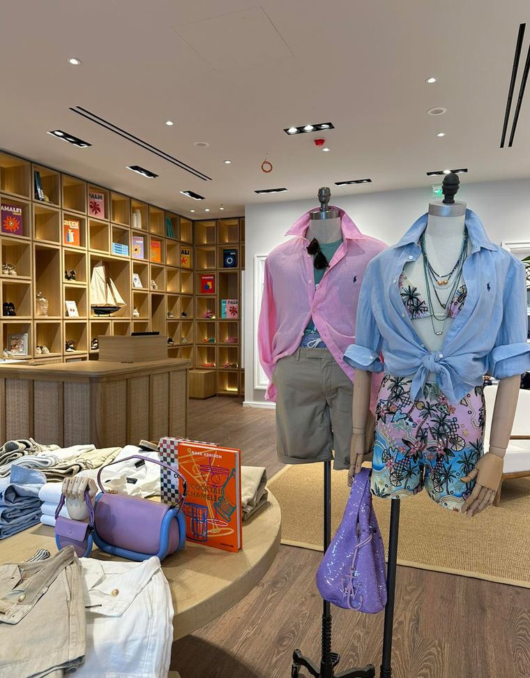 Visual merchandising display