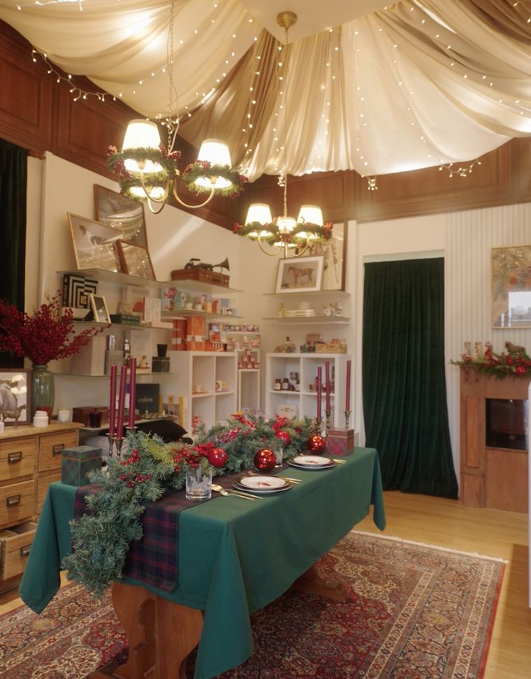 Visual merchandising display